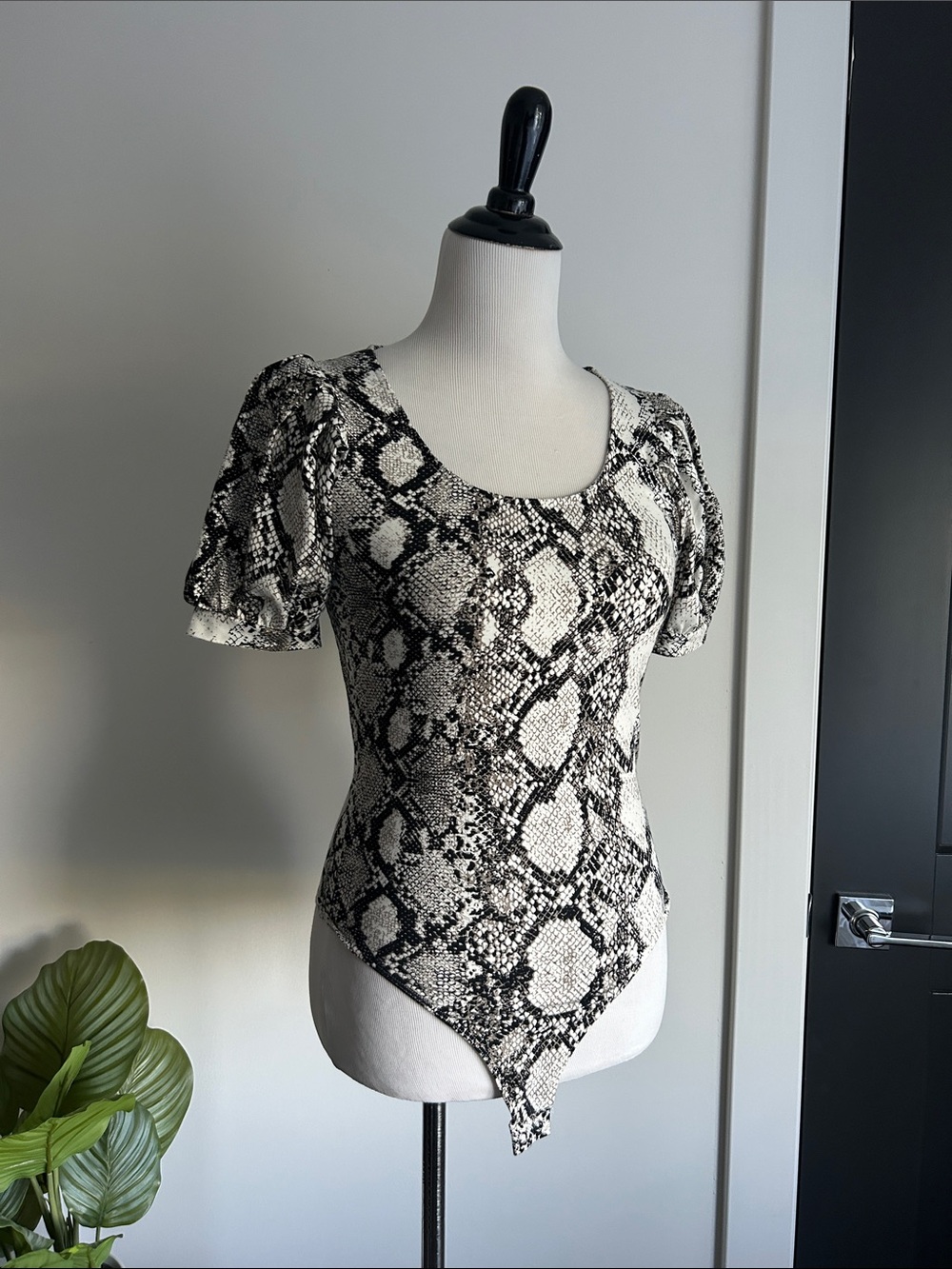 Express 🐍Snake Print Puff-Sleeve Bodysuit - Black & White